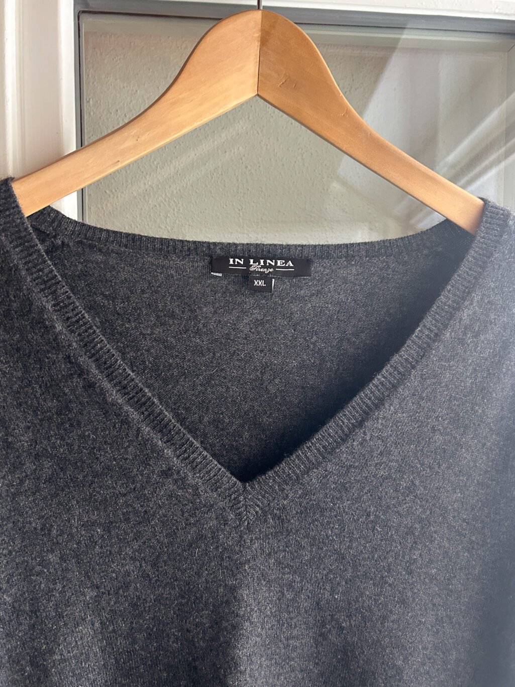 In Linea Firenze grauer preloved Cashmere Pullover mit V-Neck, h&auml;ngend an Kleiderb&uuml;gel.