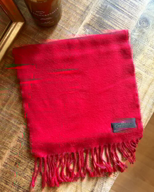 KASCHMIR SCHAL IN ROT HANDGEFERTIGT IN DEUTSCHLAND-1 Monkky preloved Kaschmir Schal in Rot. Handgefertigt in Deutschland, gefaltet auf Holztisch.
