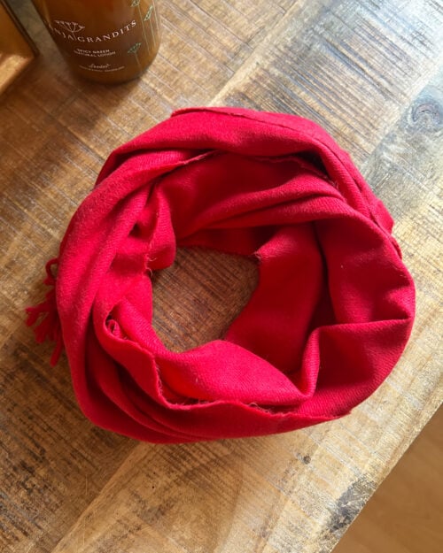 Monkky preloved Kaschmir Schal in Rot. Handgefertigt in Deutschland, gefaltet auf Holztisch.