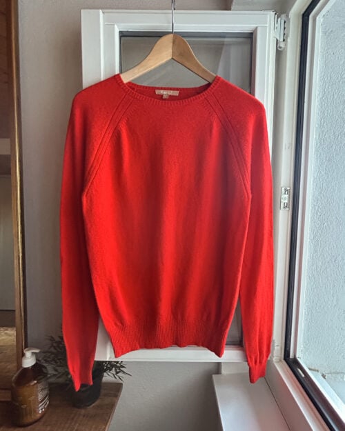Kier&J Cashmere Pullover, preloved in Rot Orange. Gefaltete auf Holztisch.