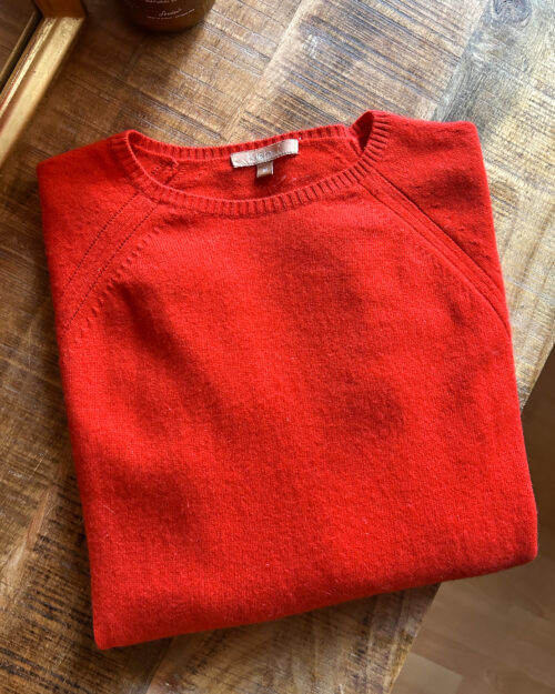 Kier&J Cashmere Pullover, preloved in Rot Orange. Gefaltete auf Holztisch.