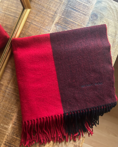 MICHAEL KORS XXL SCHAL ROT BORDEAUX-1 Grosser Kaschmir Schal von Michael Kors preloved und modern. Zweifarbig in Rot und Bordeaux, gefaltet auf Holztisch.