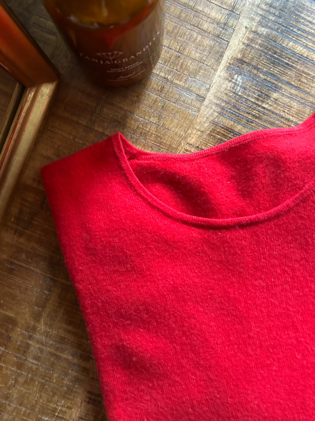 Roter Kaschmir Pullover mit Rundhals-Ausschnitt von Monkky. Preloved und modern. Aufgeh&auml;ngt an Kleiderb&uuml;gel.