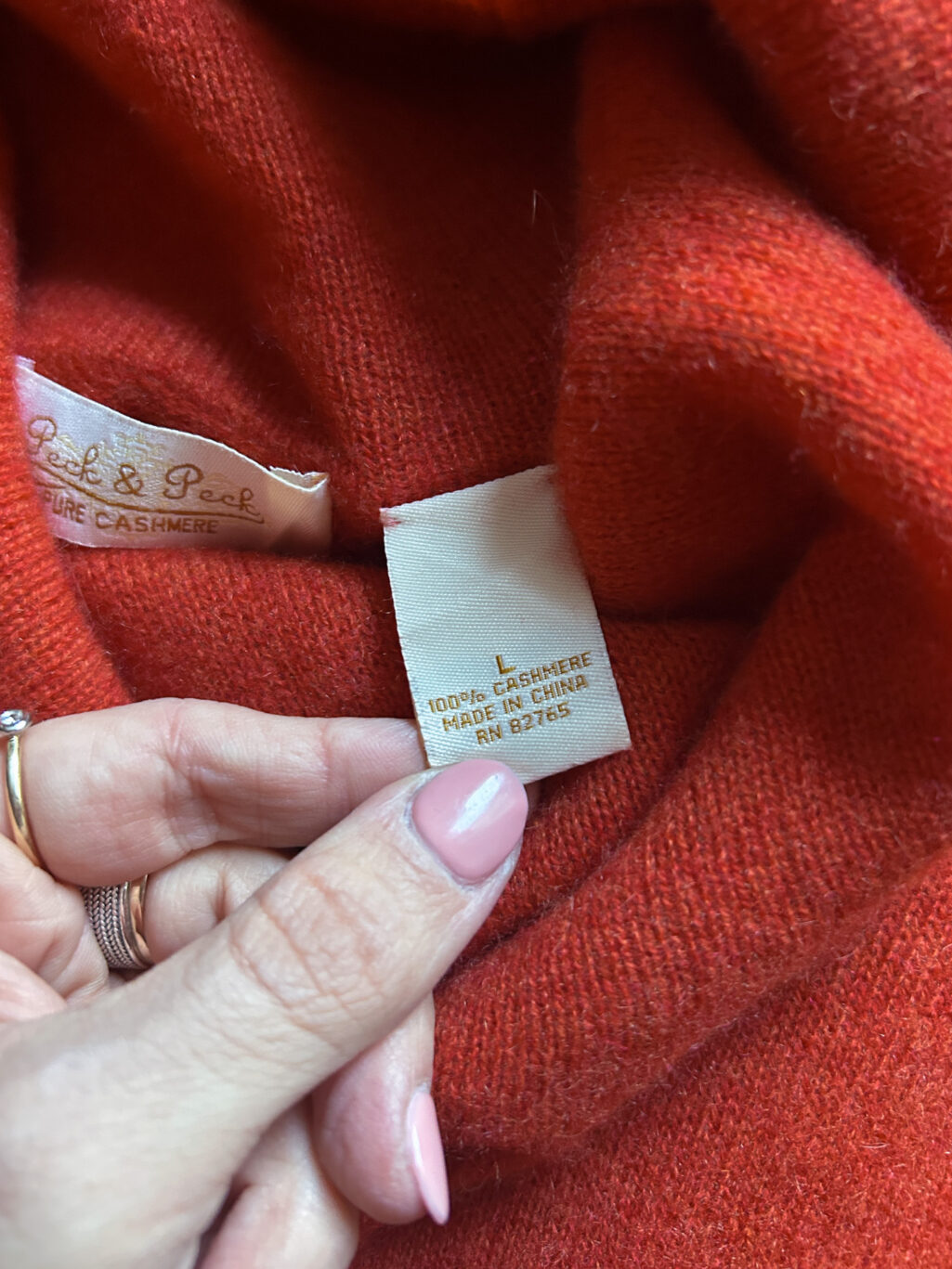 Peck&Peck Rollkragen Pullover, preloved aus 100% Kaschmir, gefaltet auf Holztisch.