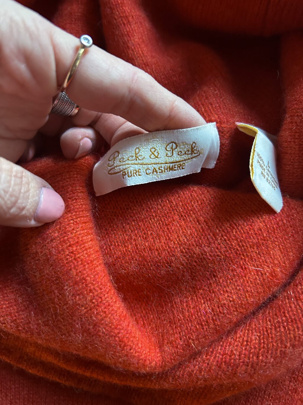 Peck&Peck Rollkragen Pullover, preloved aus 100% Kaschmir, gefaltet auf Holztisch.