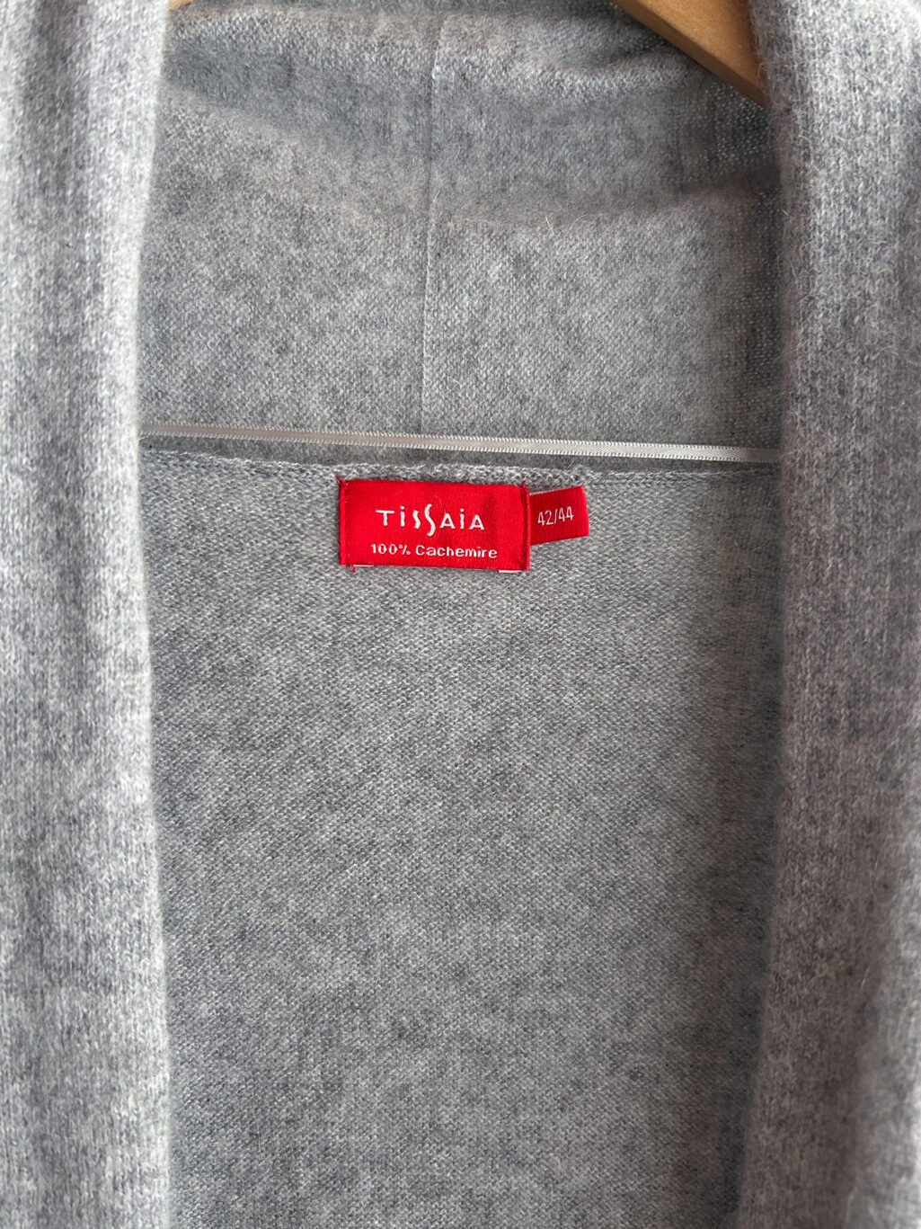 Tissaia, preloved 100% Cashmere Cardigan in Grau, aufgeh&auml;ngt an Kleiderb&uuml;gel.
