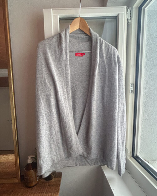 Tissaia, preloved 100% Cashmere Cardigan in Grau, aufgeh&auml;ngt an Kleiderb&uuml;gel.