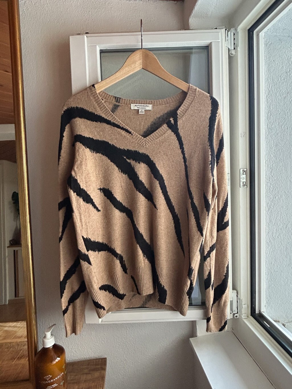 Cashmere Pullover von Autograph mit V-Neck in Beige / Braun mit Animal Print. Secondhand h&auml;ngend an Kleiderb&uuml;gel.