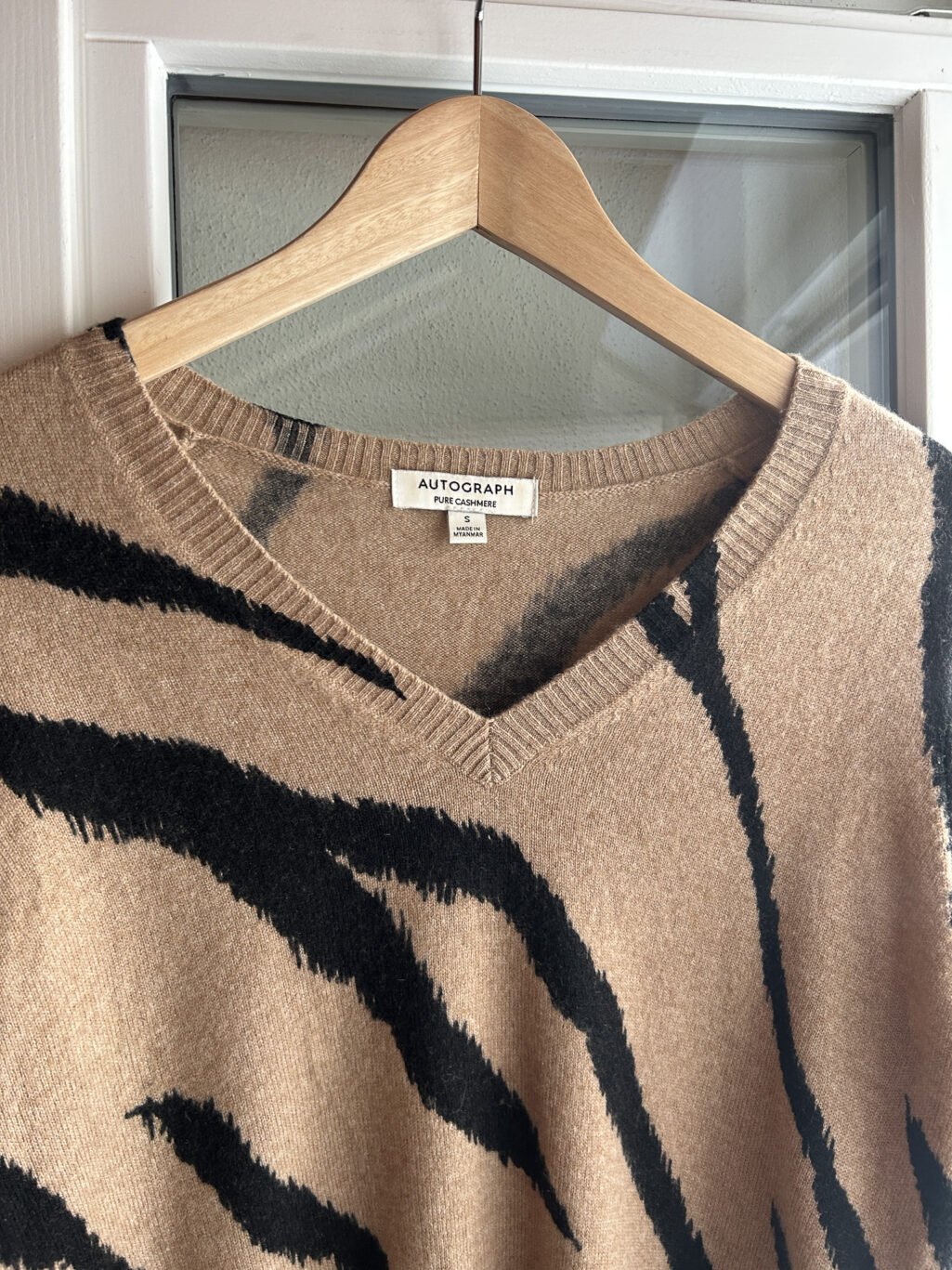 Cashmere Pullover von Autograph mit V-Neck in Beige / Braun mit Animal Print. Secondhand h&auml;ngend an Kleiderb&uuml;gel.