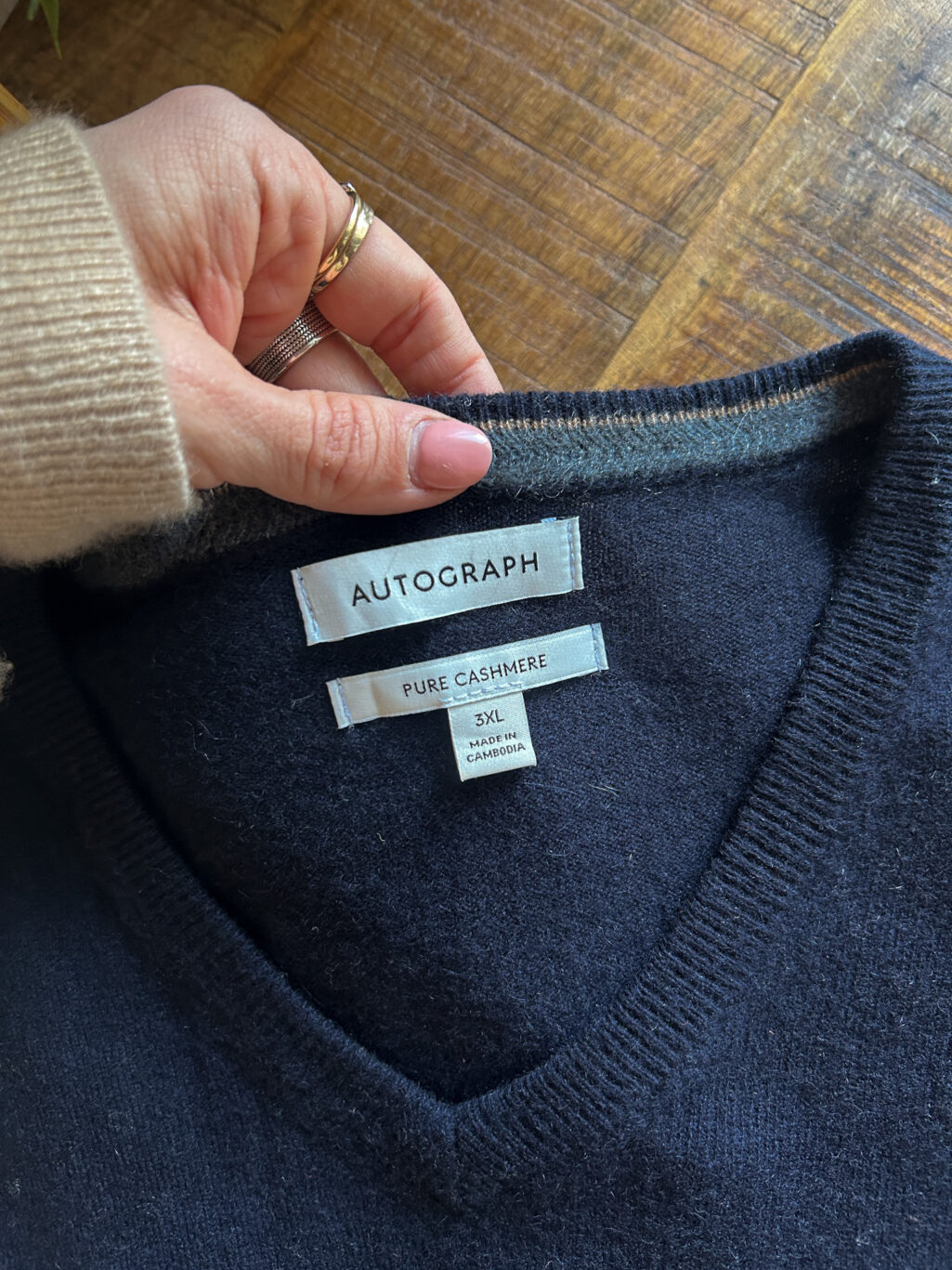 Dunkelblauer Autograph Cashmere Pullover f&uuml;r Herren mit V-Neck. Preloved, gefaltet auf Holztisch.