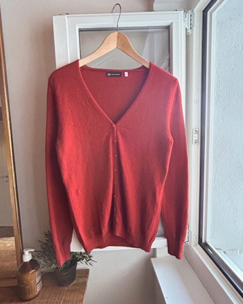 C&A Cashmere Cardigan in Orange Rot mit Kn&ouml;pfen. Preloved. Auf Kleiderb&uuml;gel aufgeh&auml;ngt.