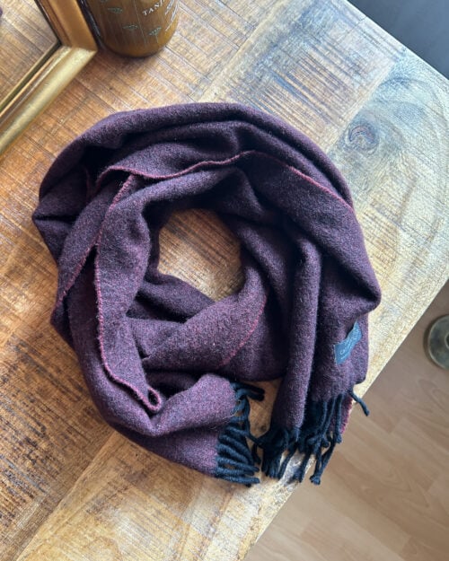 Preloved Kaschmir Schal in Burgundy, Made in England, gefaltet auf Holztisch.