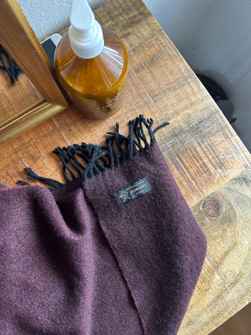 Preloved Kaschmir Schal in Burgundy, Made in England, gefaltet auf Holztisch.
