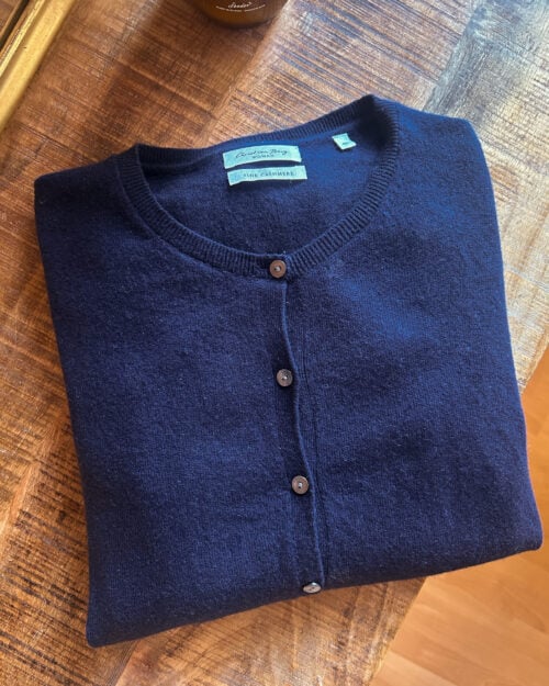 Christian Berg Cardigan aus 100% Kaschmir in Dunkelblau. Secondhand. Gefaltet auf Holztisch.