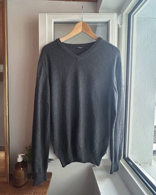 Dunkelgrauer preloved Cashmere-Pullover von Livergy mit V-Ausschnitt, augeh&auml;ngt an Kleiderb&uuml;gel, feiner Strick aus 100 % Cashmere.