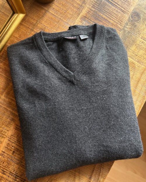 Dunkelgrauer preloved Cashmere-Pullover von Livergy mit V-Ausschnitt, gefaltet auf Holztisch, feiner Strick aus 100 % Cashmere.