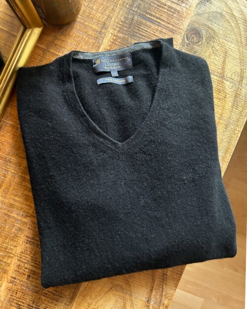 Schwarzer preloved Regular Fit Kaschmir Pullover mit V-Neck f&uuml;r Herren. Gefaltet auf Holztisch.