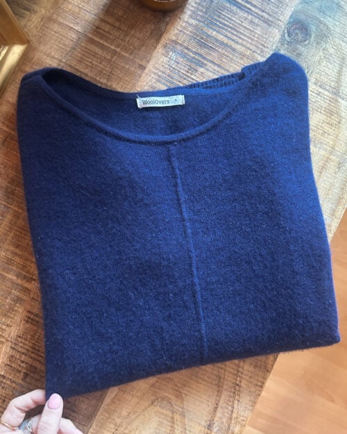 WollOvers 100% Cashmere Pullover in Blau, gefaltet auf Holztisch. Secondhand.