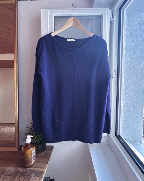 WollOvers 100% Cashmere Pullover in Blau, an Kleiderb&uuml;gel h&auml;ngend. Secondhand.