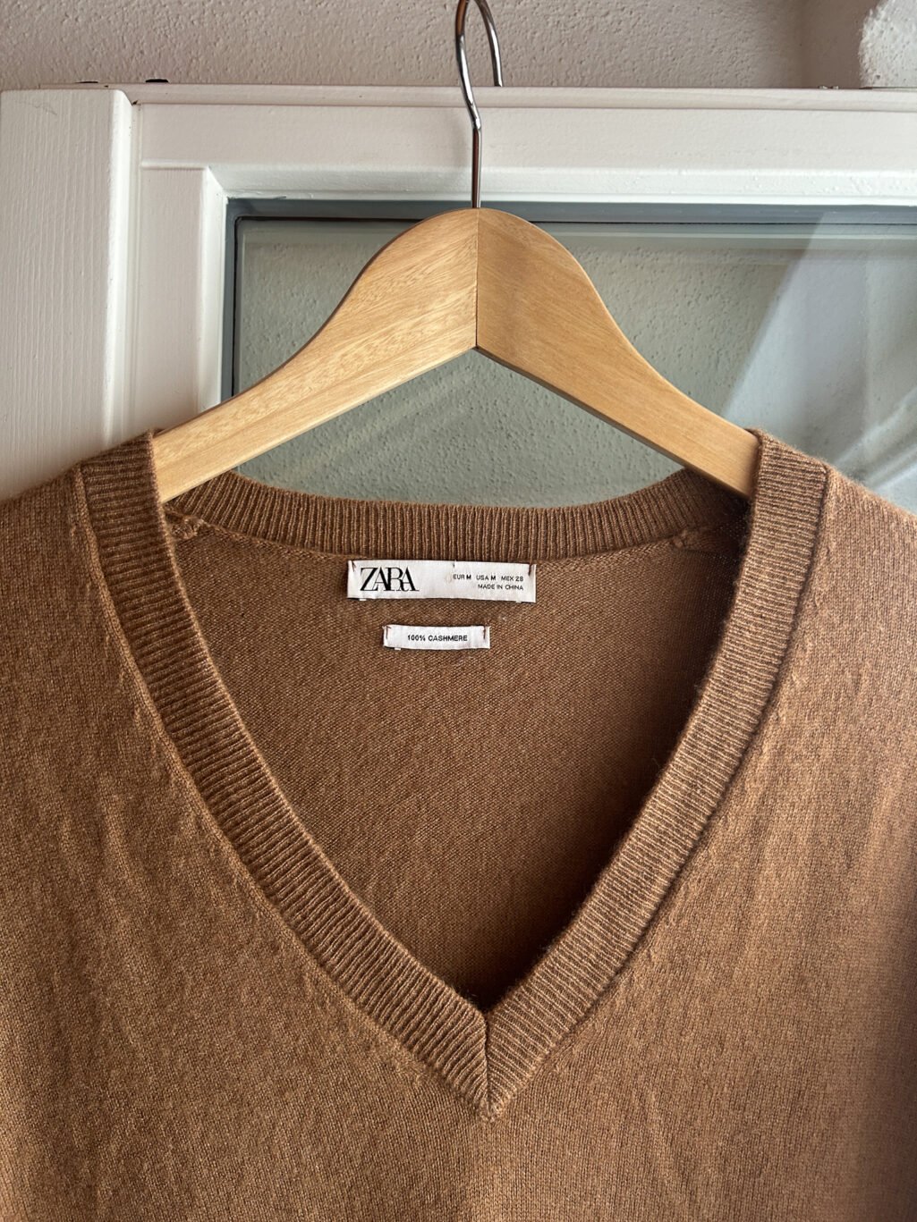 Zara brauner preloved Cashmere Pullover mit V-Neck, h&auml;ngend an Kleiderb&uuml;gel.