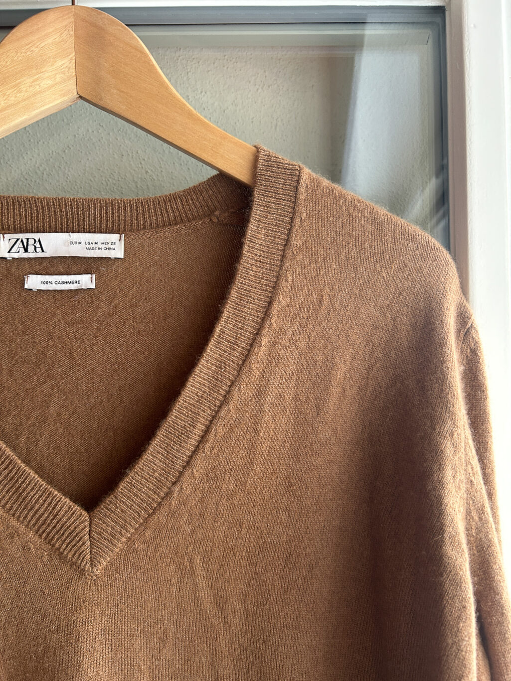 Zara brauner preloved Cashmere Pullover mit V-Neck, h&auml;ngend an Kleiderb&uuml;gel.