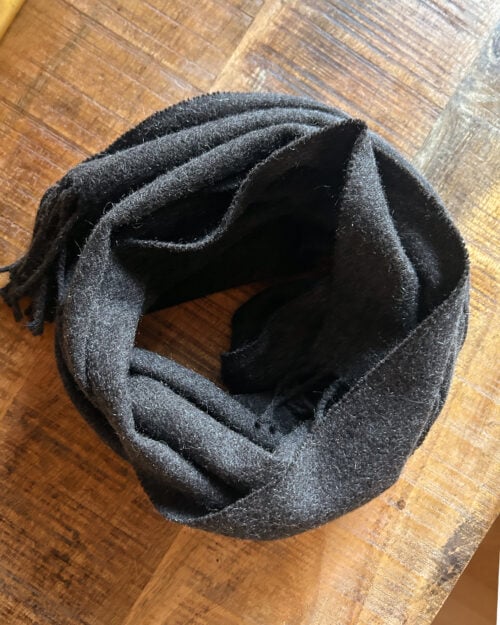 Grauer preloved Jos. A. Bank Schal aus 100% Kaschmir. Gefaltet auf Holztisch.