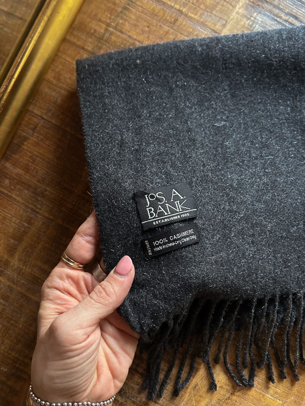 Grauer preloved Jos. A. Bank Schal aus 100% Kaschmir. Gefaltet auf Holztisch.