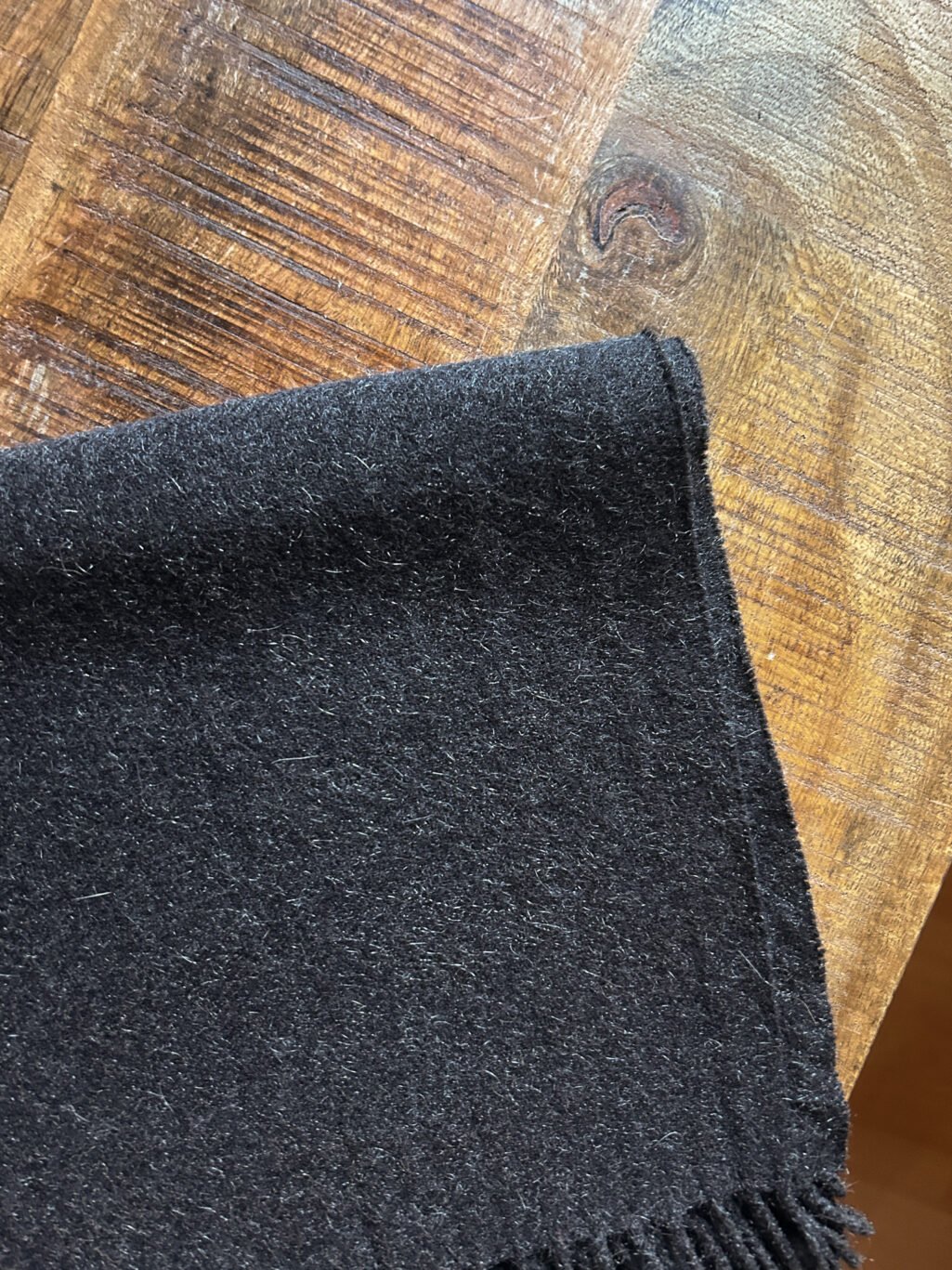 Grauer preloved Jos. A. Bank Schal aus 100% Kaschmir. Gefaltet auf Holztisch.