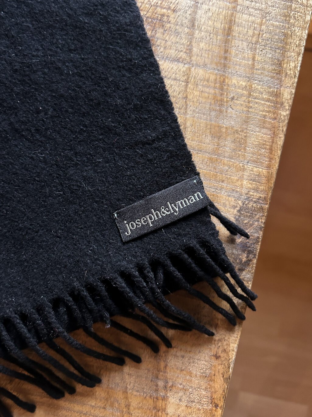 Schwarzer Kaschmir Schal &ndash; Joseph & Lyman