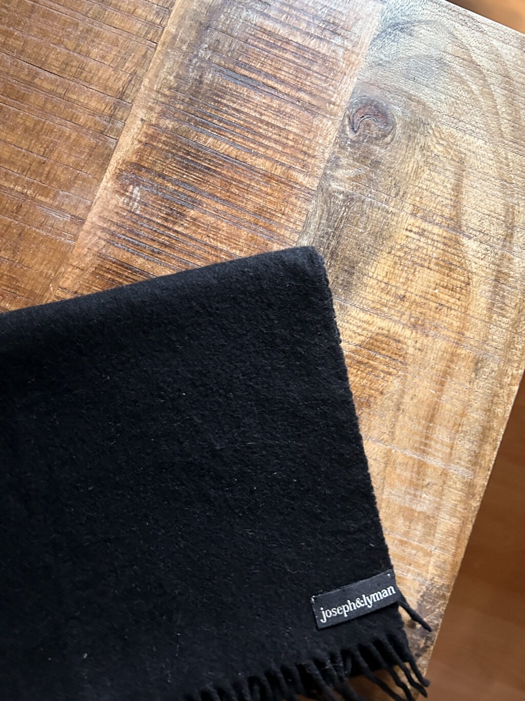 Schwarzer Kaschmir Schal &ndash; Joseph & Lyman