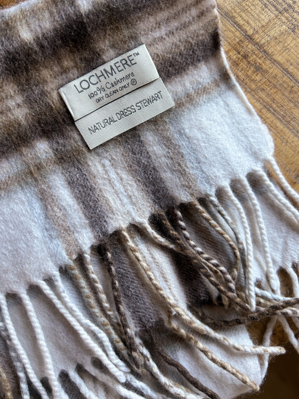 Preloved Schal mit Karomuster von Lochmere. Gefaltet auf Holztisch.