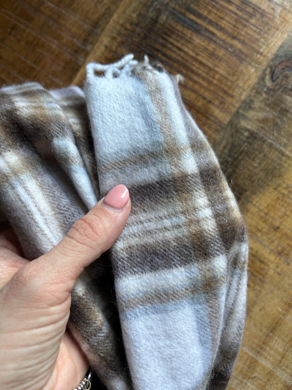 Preloved Schal mit Karomuster von Lochmere. Gefaltet auf Holztisch.