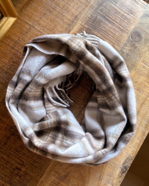 Preloved Schal mit Karomuster von Lochmere. Gefaltet auf Holztisch.