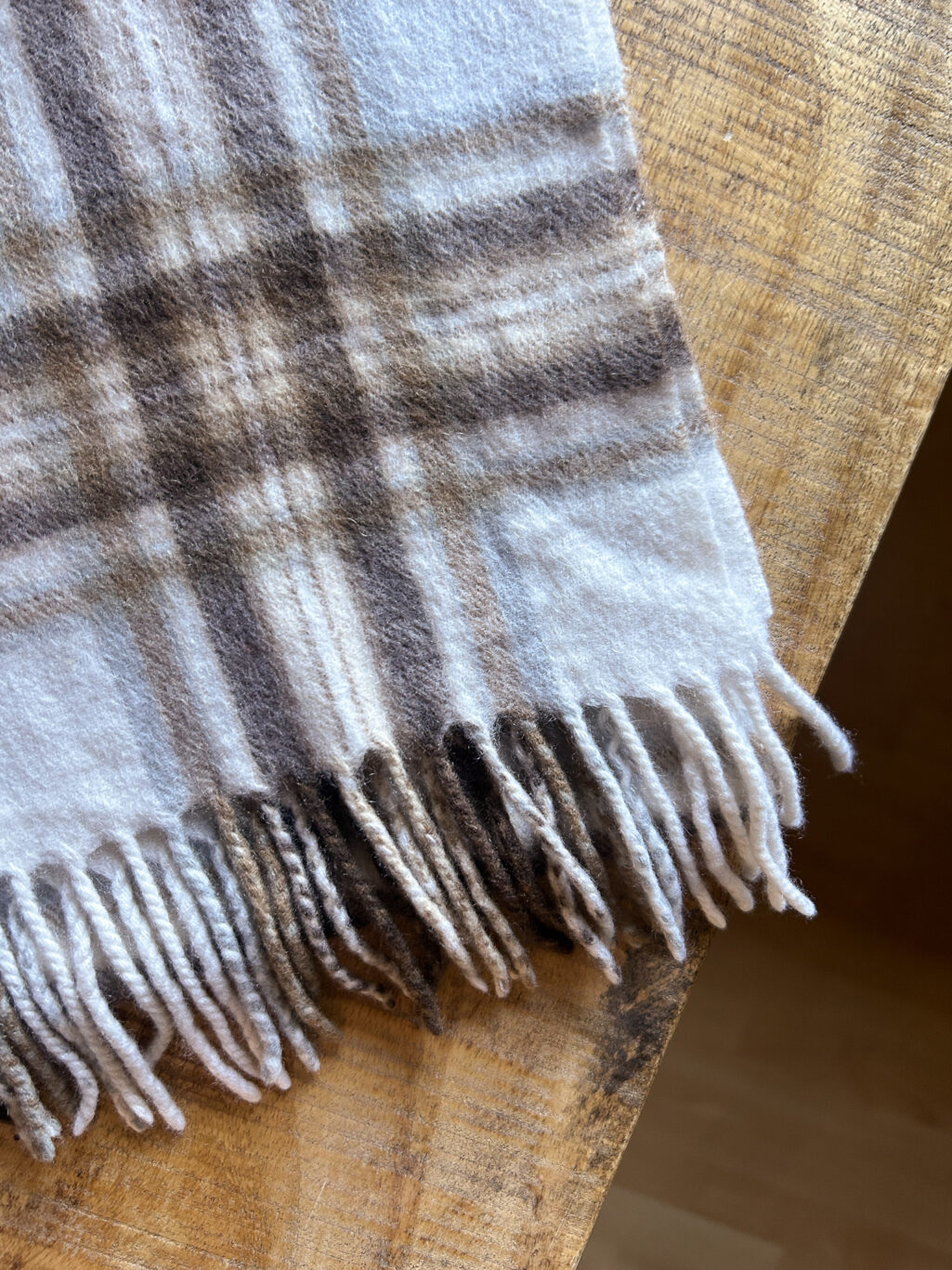 Preloved Schal mit Karomuster von Lochmere. Gefaltet auf Holztisch.