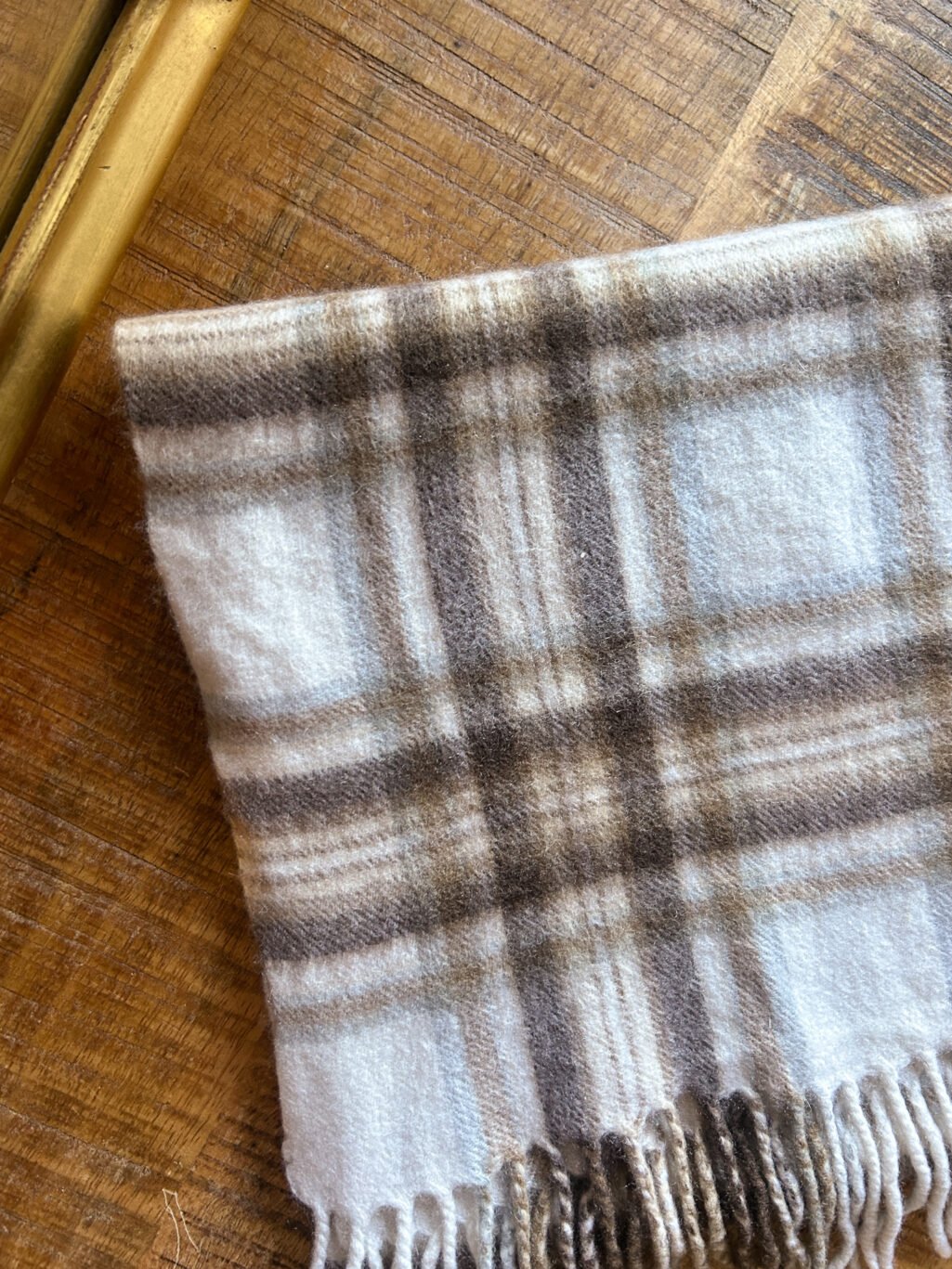 Preloved Schal mit Karomuster von Lochmere. Gefaltet auf Holztisch.