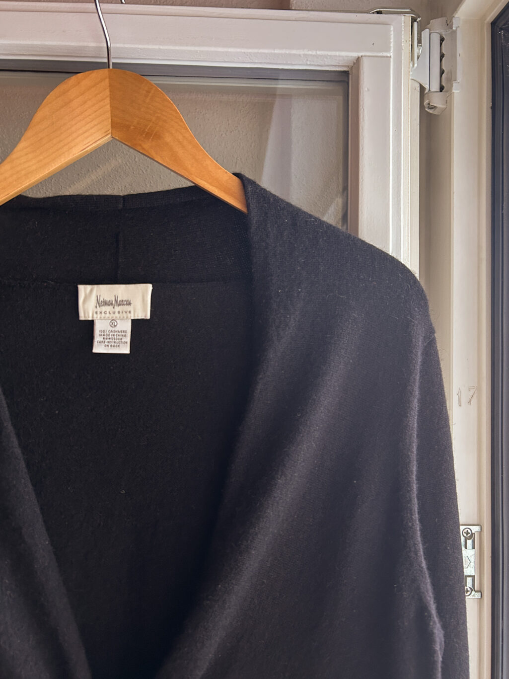 Schwarzer preloved Cashmere Cardigan zum binden von Marcus Neiman. H&auml;ngend an Kleiderb&uuml;gel.