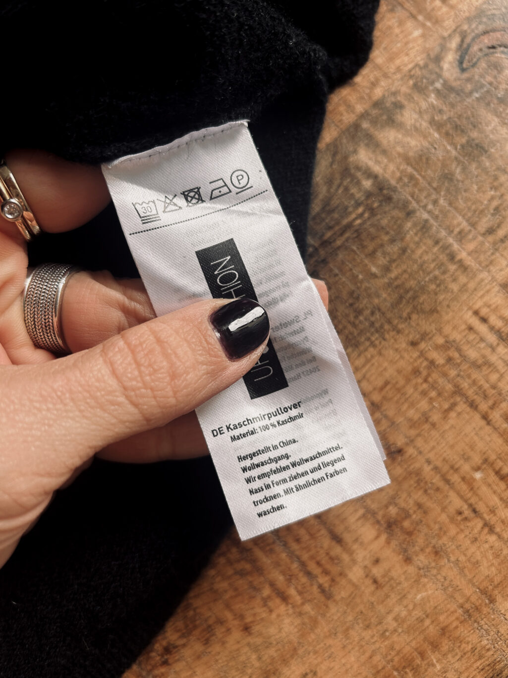 Up2Fashion Pullover aus 100% Kaschmir in Schwarz. Preloved, gefaltet auf Holztisch.