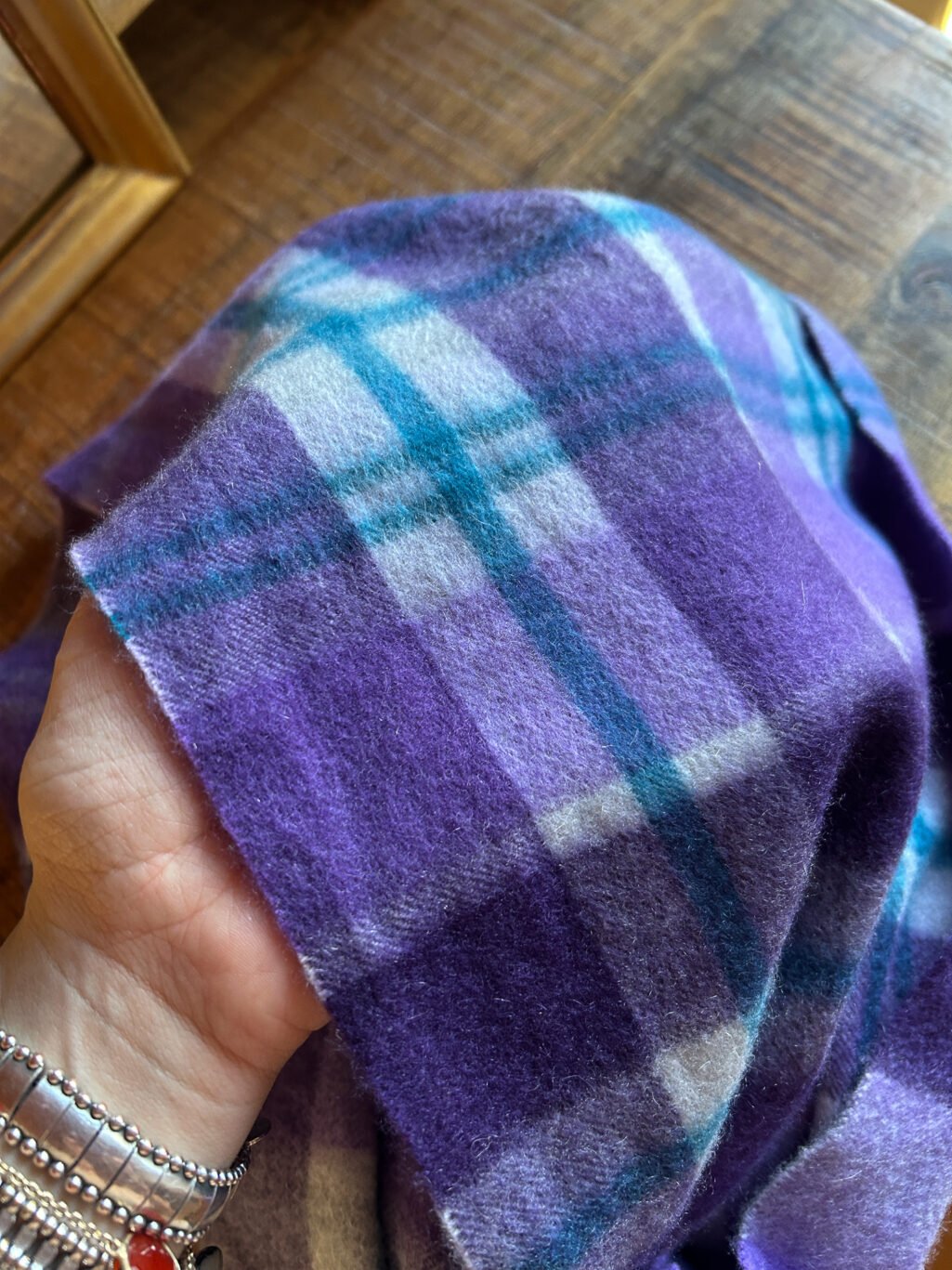 Preloved Nordstrom Schal, kariert aus 100% Cashmere in Violett. Gefaltet auf Holztisch.