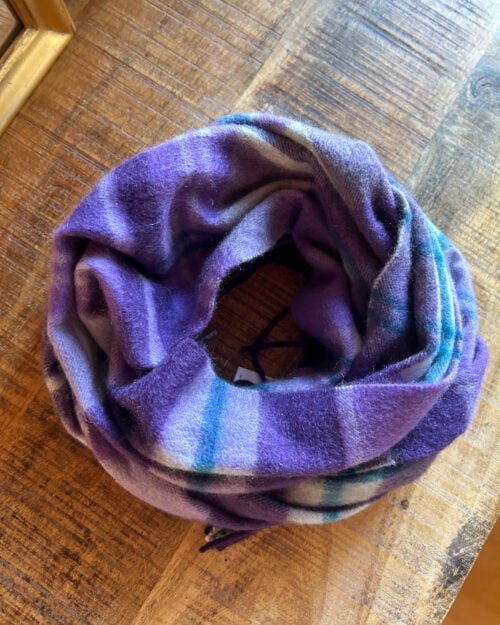 Preloved Nordstrom Schal, kariert aus 100% Cashmere in Violett. Gefaltet auf Holztisch.