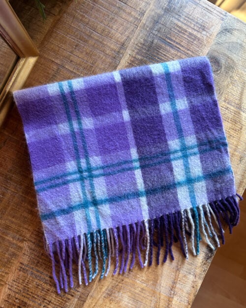 nordstrom cashmere schal kariert-8 Preloved Nordstrom Schal, kariert aus 100% Cashmere in Violett. Gefaltet auf Holztisch.